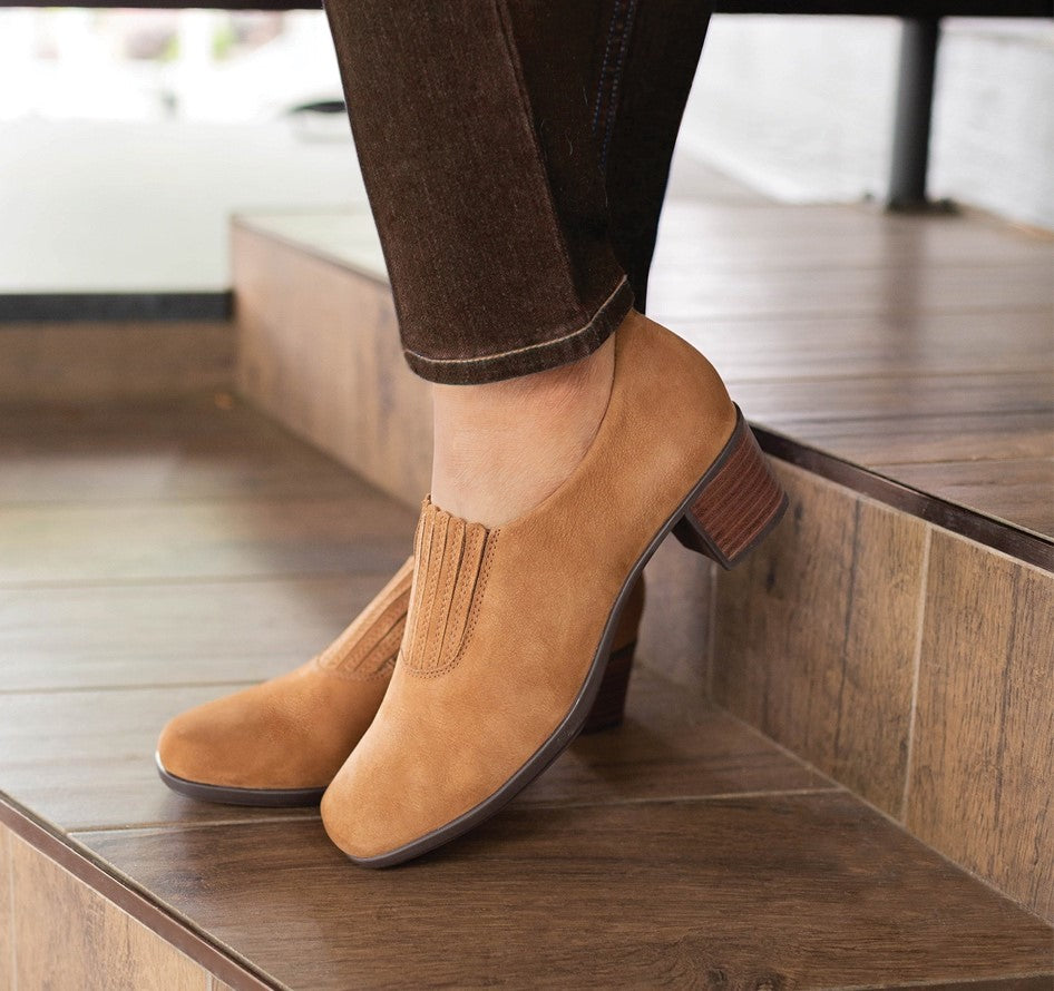 AMARA PUMP WITH FINGER GORE ON INSTEP IN RAWHIDE COLOR SUEDE
