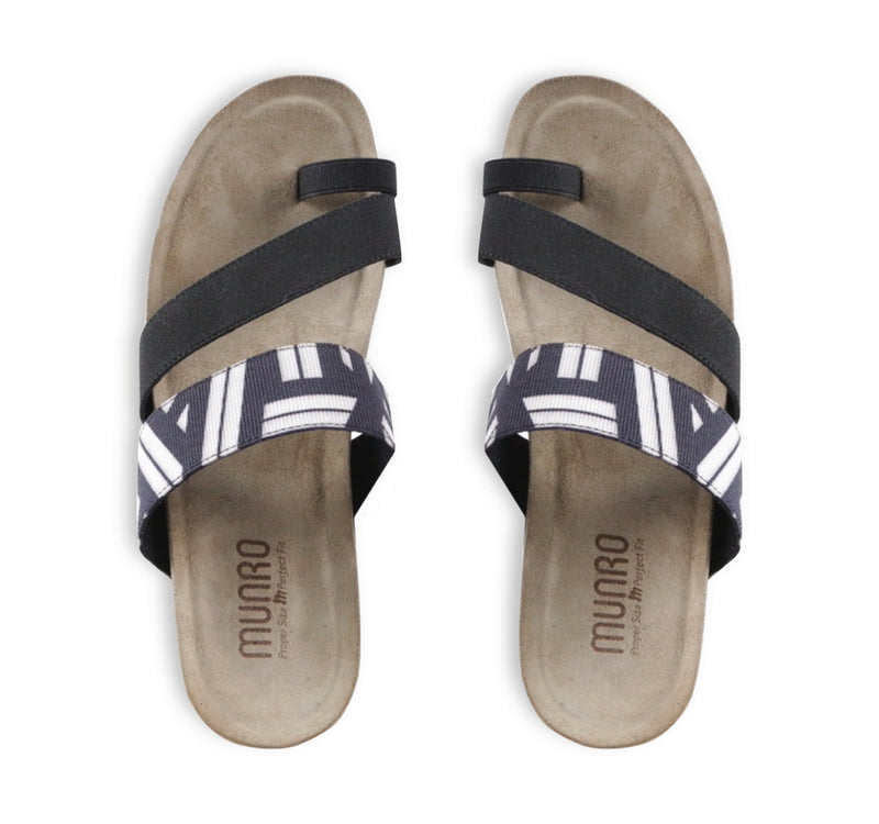 ARIES TOE-RING FOOTBED SANDAL IN BLACK & WHITE GEOMETRIC PATTERN - TOP VIEW